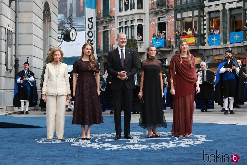 Los Reyes Felipe y Letizia, la Reina Sofía, la Princesa Leonor y la Infanta Sofía en los Premios Princesa de Asturias 2025