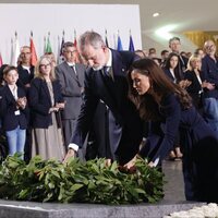 Los Reyes Felipe y Letizia dejando una corona de flores en el Funeral de Estado por las víctimas de la DANA