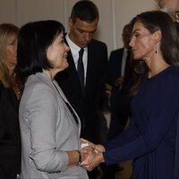 La Reina Letizia apoya a una de las mujeres que ha perdido seres queridos en la DANA