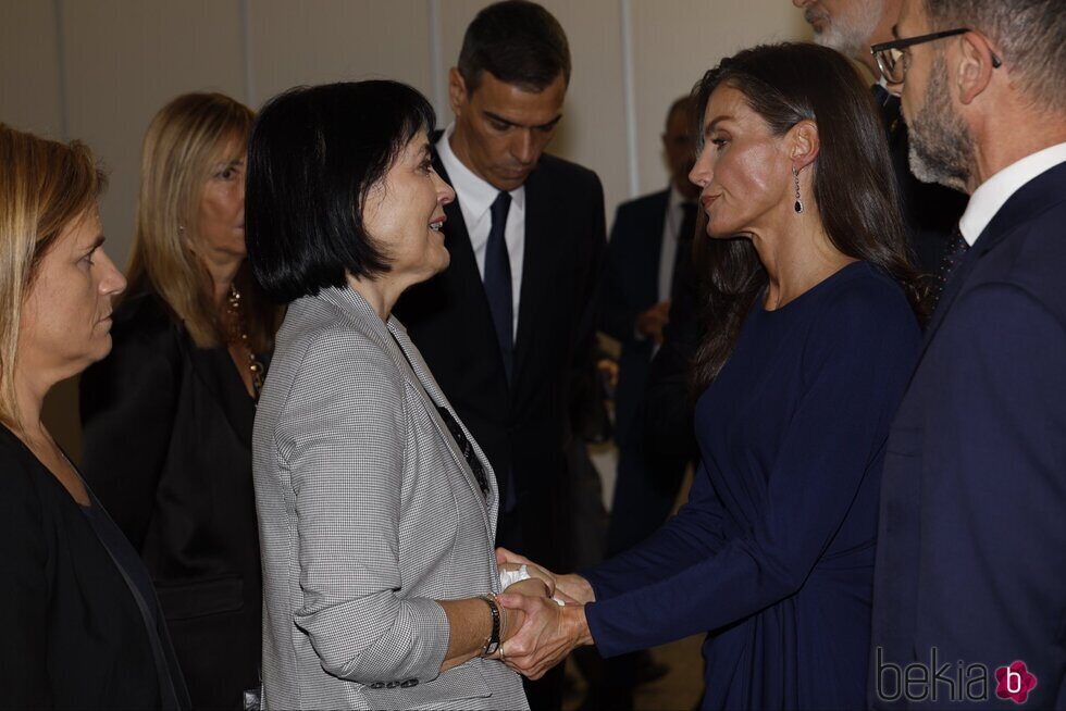La Reina Letizia apoya a una de las mujeres que ha perdido seres queridos en la DANA