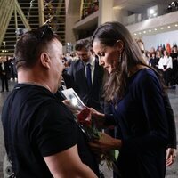La Reina Letizia, apenada viendo la imagen de un niño fallecido en la DANA de Valencia