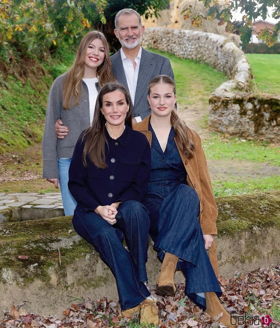 Felicitación navideña de 2025 de los Reyes Felipe y Letizia, con la Princesa Leonor y la Infanta Sofía