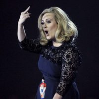 La 'peineta' de Adele en los premios Brit 2012