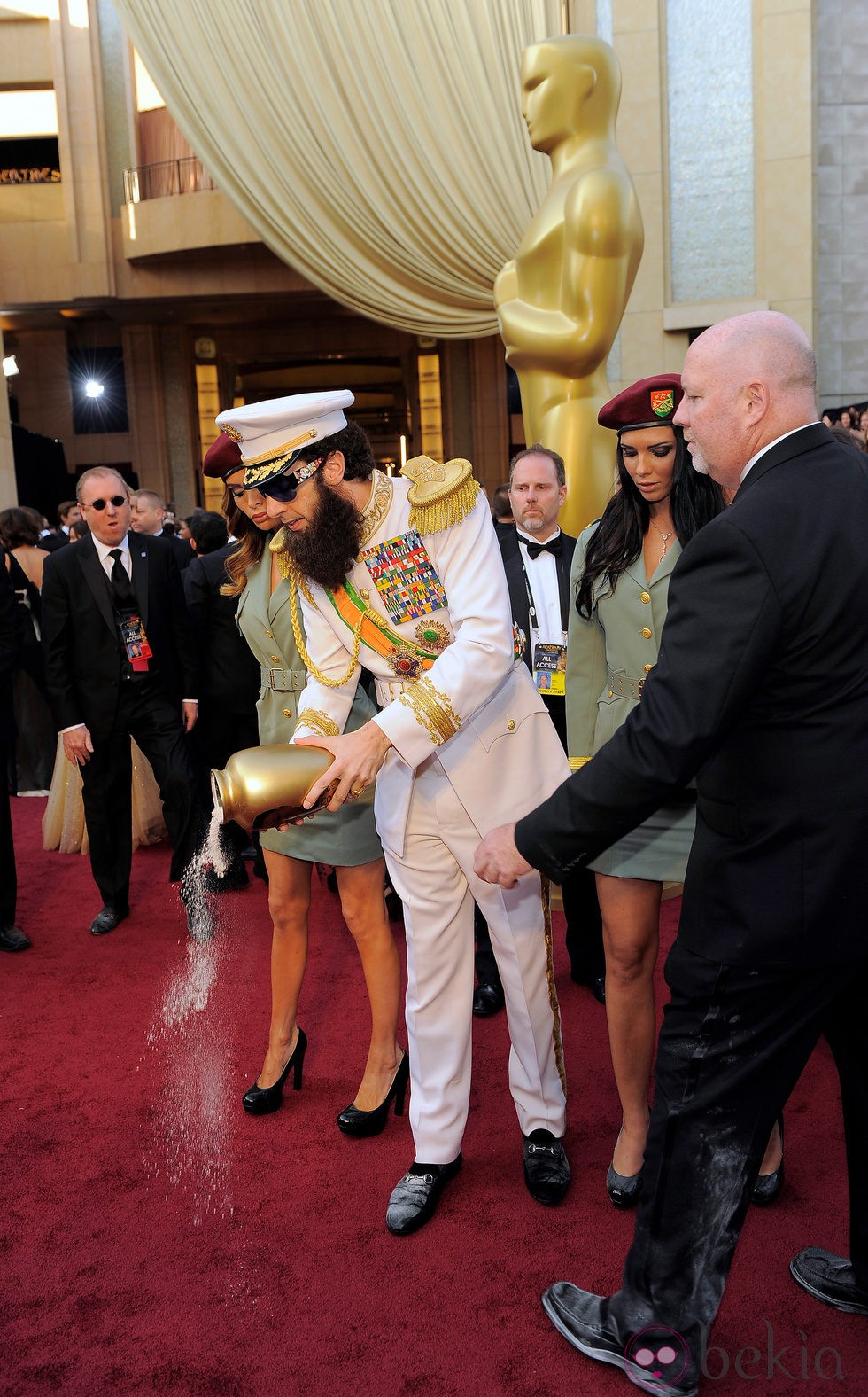 Sacha Baron Cohen esparciendo cenizas en la alfombra roja de los Oscar 2012