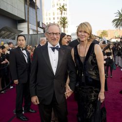 Steven Spielberg y su mujer Kate Capshaw en la alfombra roja de los Oscar 2012