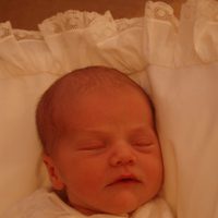 La Princesa Estela de Suecia con cuatro días de vida