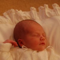 Estela de Suecia cuatro días después de nacer