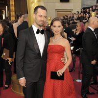 Natalie Portman y Benjamin Millepied en la alfombra roja de los Oscar 2012