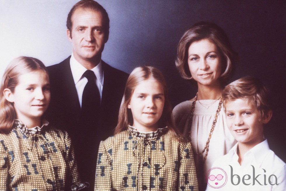 Foto familiar de los Reyes, el Príncipe Felipe y las Infantas Elena y Cristina