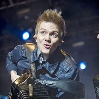 Michel Teló con el acordeón en su concierto en Madrid