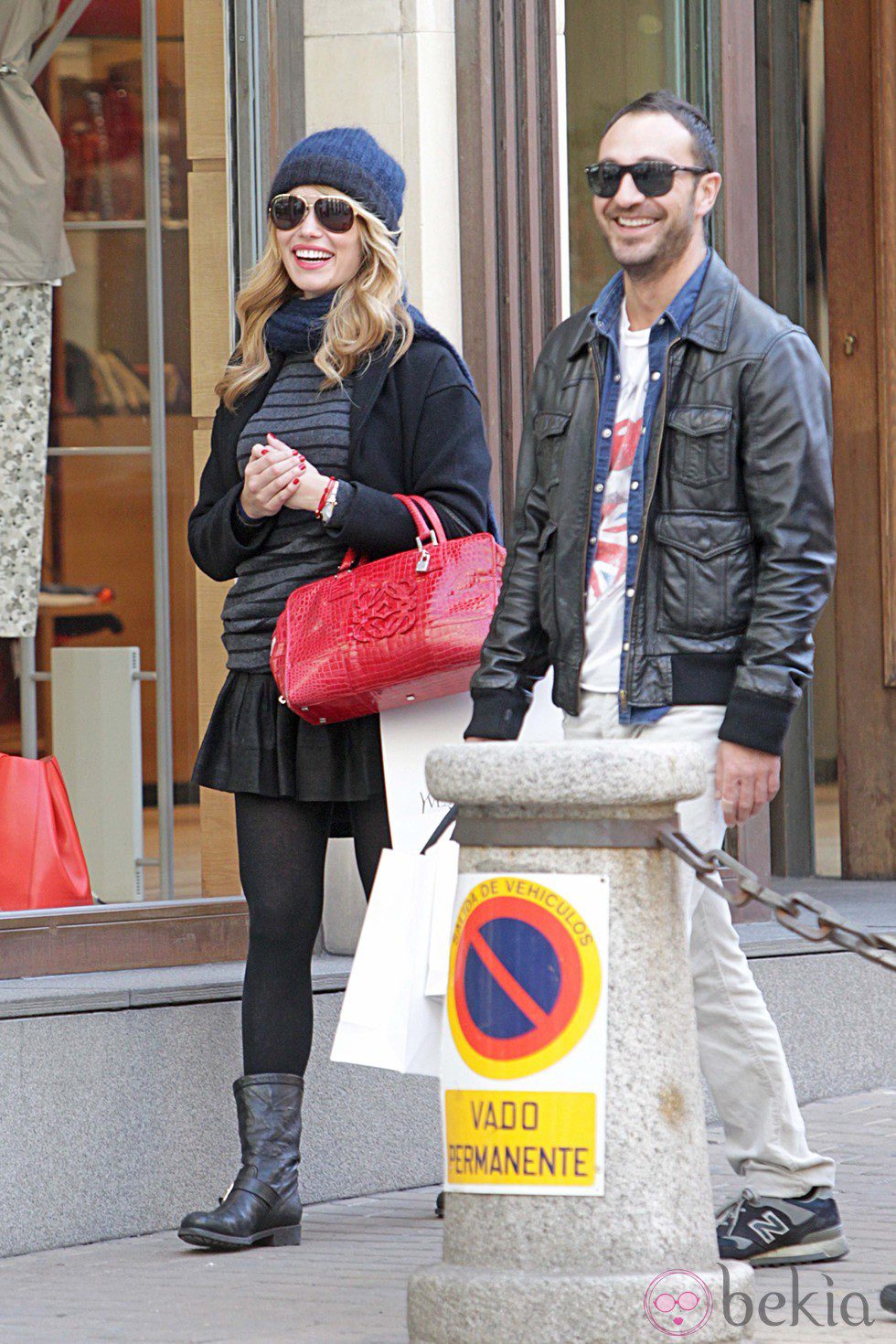 Patricia Conde paseando con un amigo por Madrid