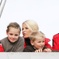 Haakon y Mette Marit de Noruega con los Príncipes Ingrid Alexandra y Sverre Magnus en Holmenkollen