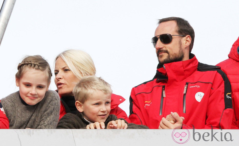 Haakon y Mette Marit de Noruega con los Príncipes Ingrid Alexandra y Sverre Magnus en Holmenkollen