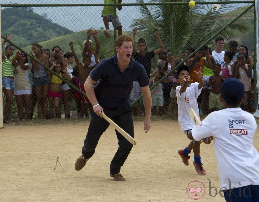 Enrique de Gales jugando un partido de cricket en Brasil