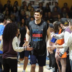 Sergio Mur en un partido de baloncesto benéfico