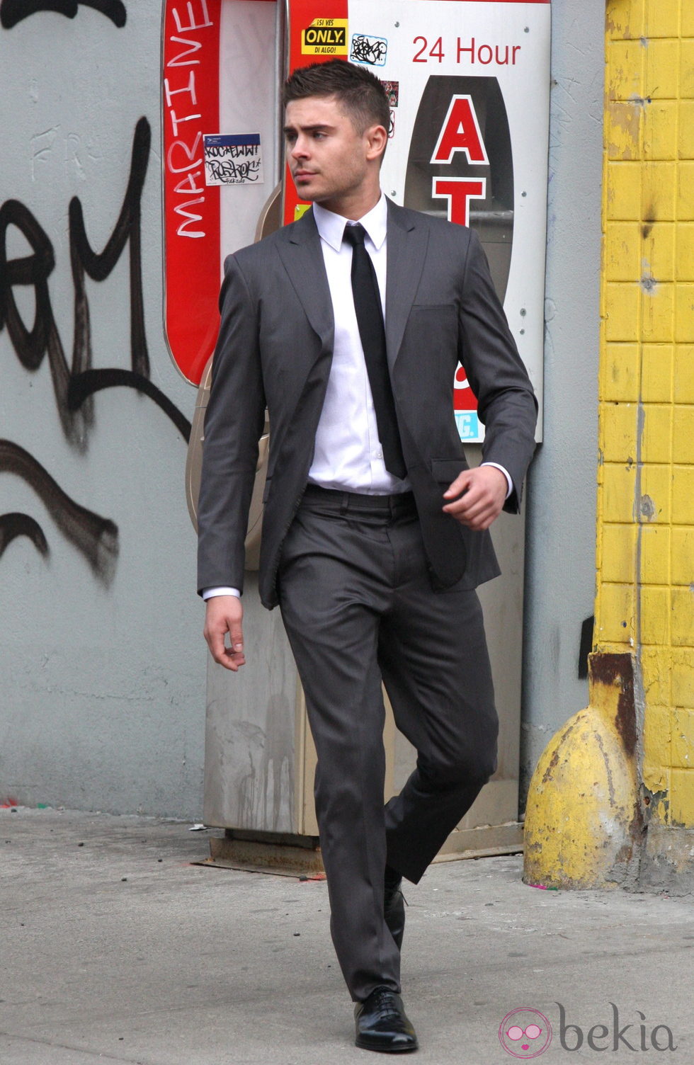 Zac Efron, de traje
