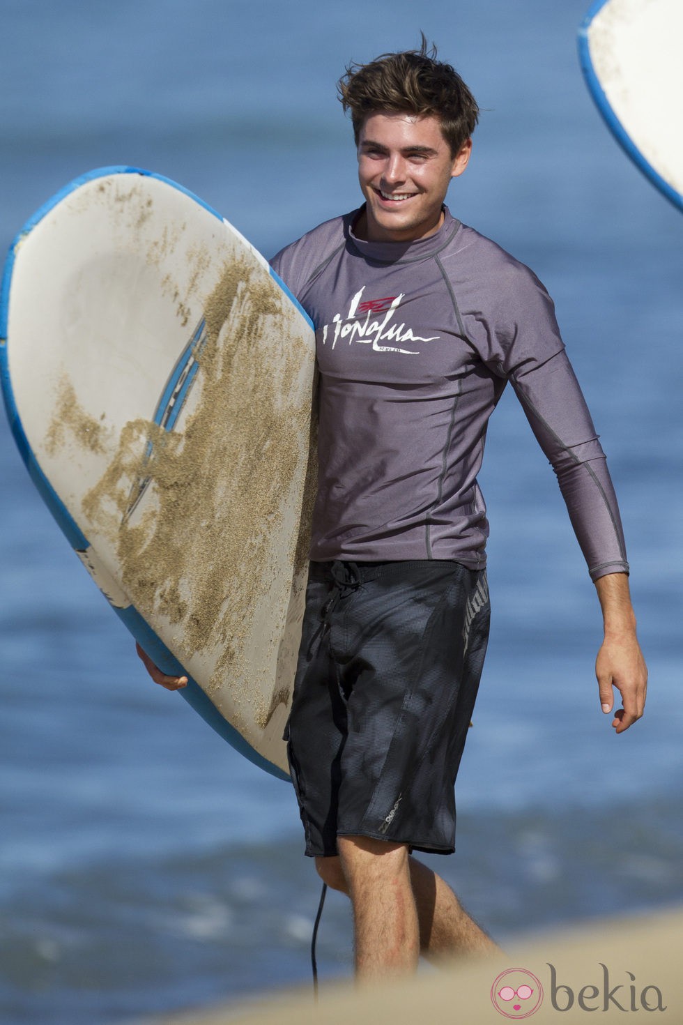 Zac Efron camina por la playa