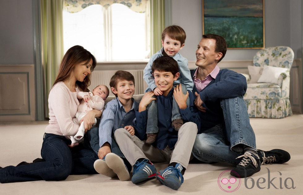 Los Príncipes Joaquín y Marie de Dinamarca con sus cuatro hijos