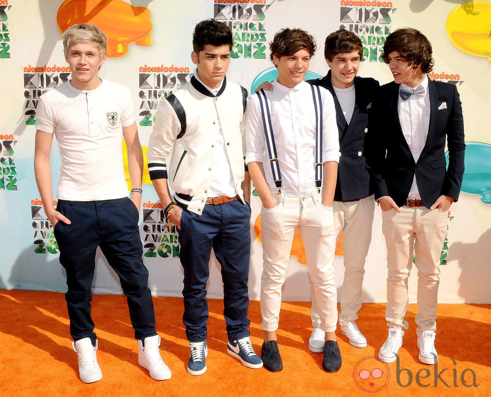 El grupo One Direction posó para los fotografos en los Kids Awards