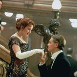 Kate Winslet y Leonardo Dicaprio en una romántica escena de 'Titanic'
