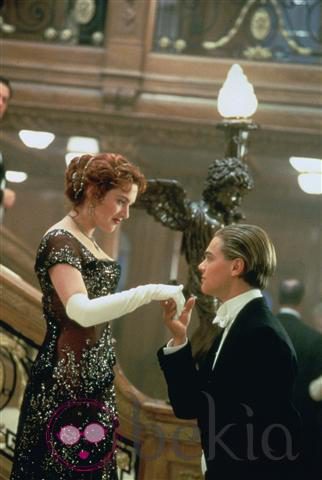 Kate Winslet y Leonardo Dicaprio en una romántica escena de 'Titanic'