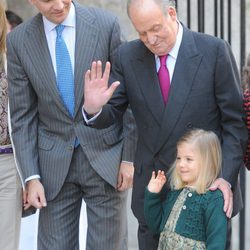 El Rey Juan Carlos enseña a saludar a la Infanta Sofía bajo la atenta mirada del Príncipe Felipe