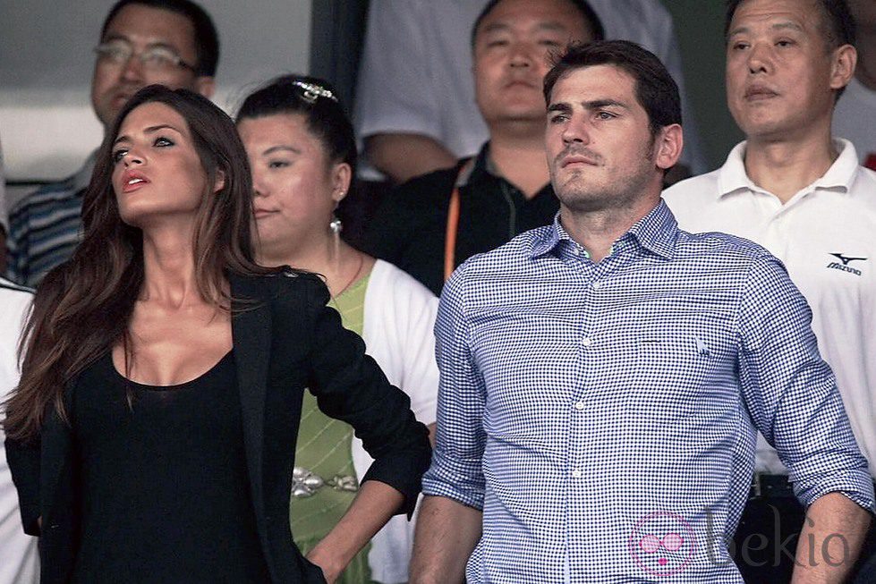Sara Carbonero e Iker Casillas en un partido de fútbol en China