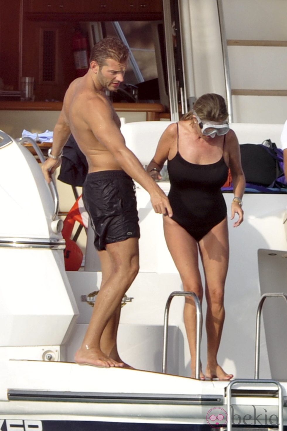 Darek y Susana Urabarri se bañan en Ibiza
