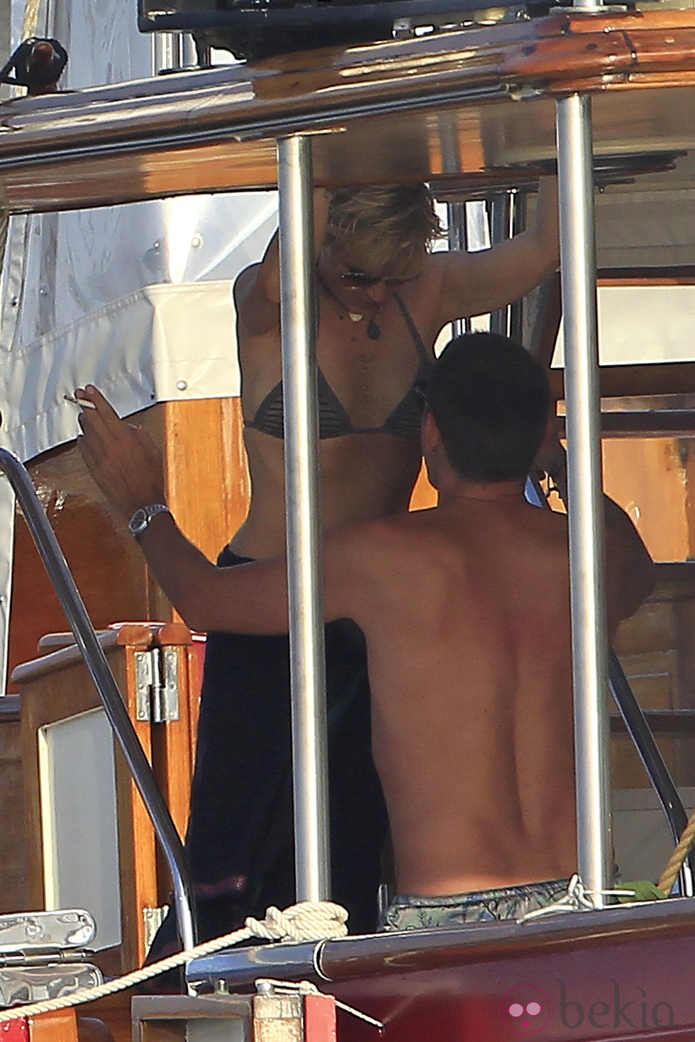 Eugenia Martínez de Irujo en un barco en Ibiza con un amigo