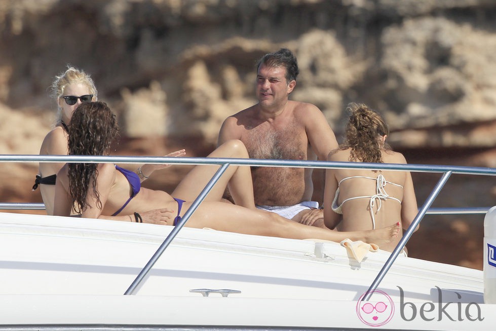 Joan Laporta rodeado de mujeres en un barco en Formentera