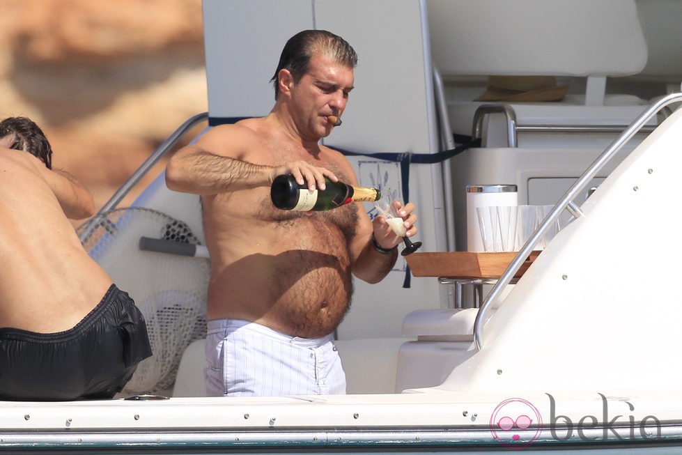 Joan Laporta se sirve champán francés durante sus vacaciones en Formentera