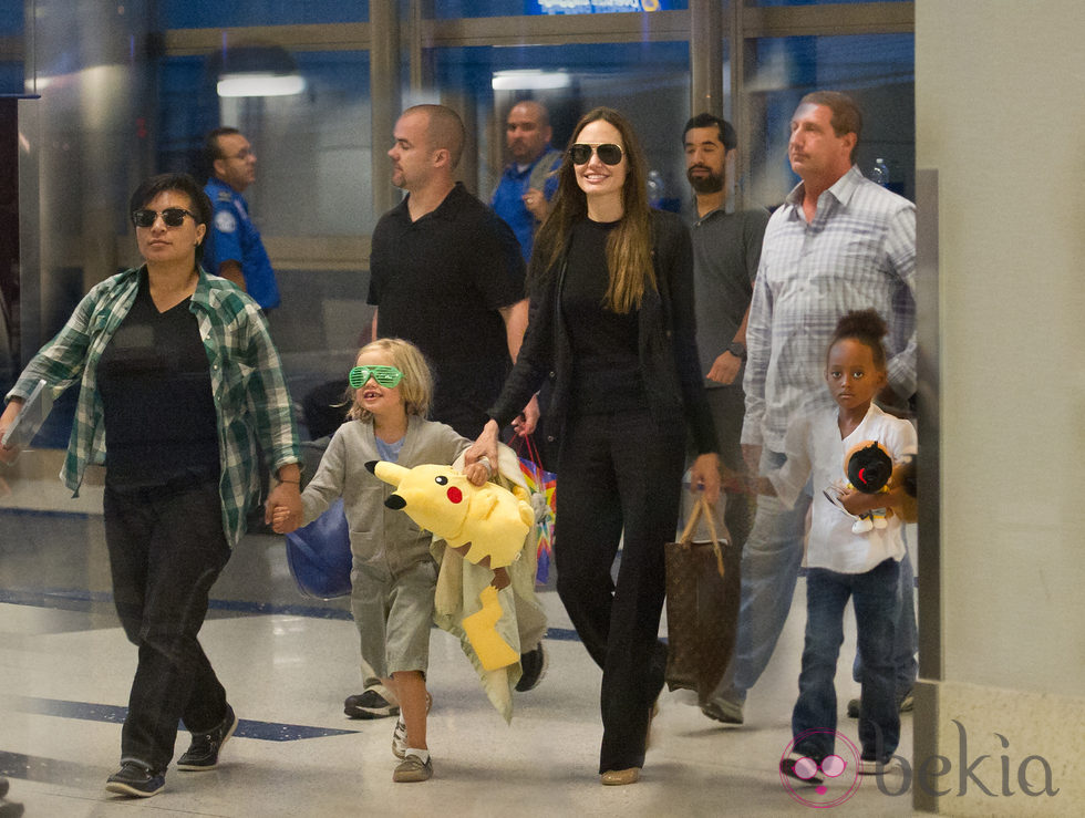 Angelina Jolie, Zahara y Shiloh en el aeropuerto de Los Angeles
