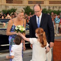 Charlene y Alberto de Mónaco agasajados con unas flores en una exposición