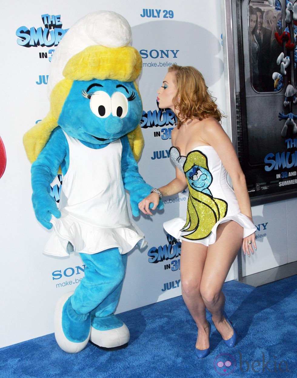Katy Perry junto a la Pitufina en la premiere de 'Los Pitufos' en Nueva York