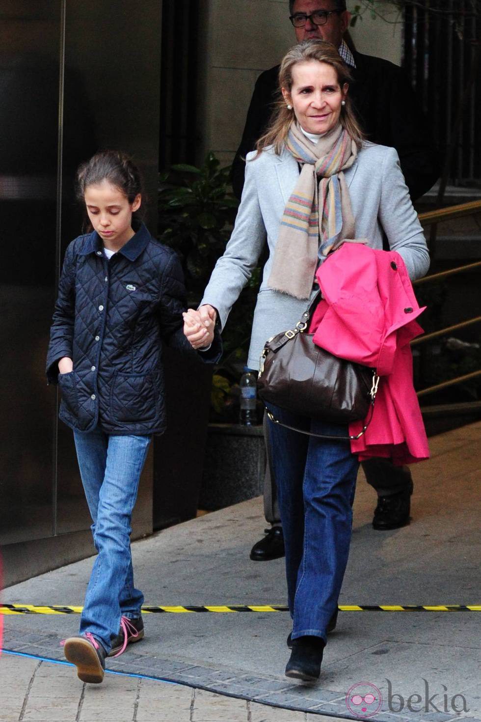 La Infanta Elena y Victoria Federica saliendo del Hospital San José de Madrid