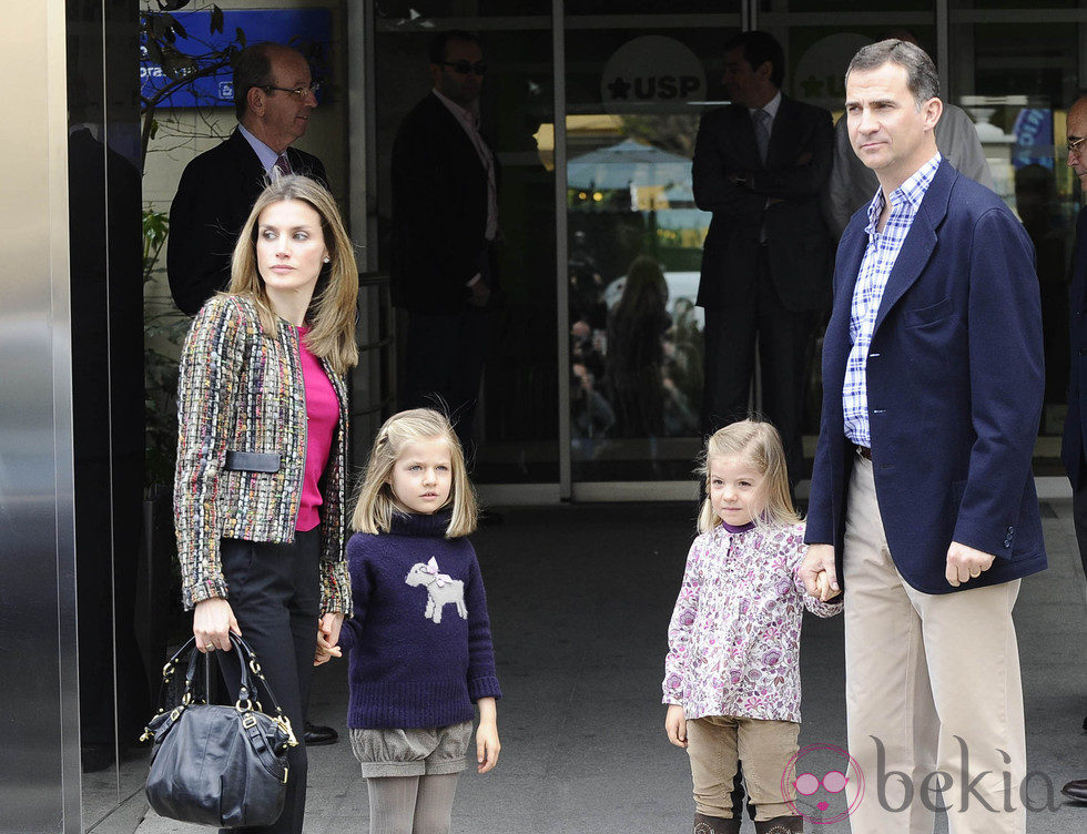 El Príncipe Felipe, Letizia y las infantas Leonor y Sofía visitan al Rey