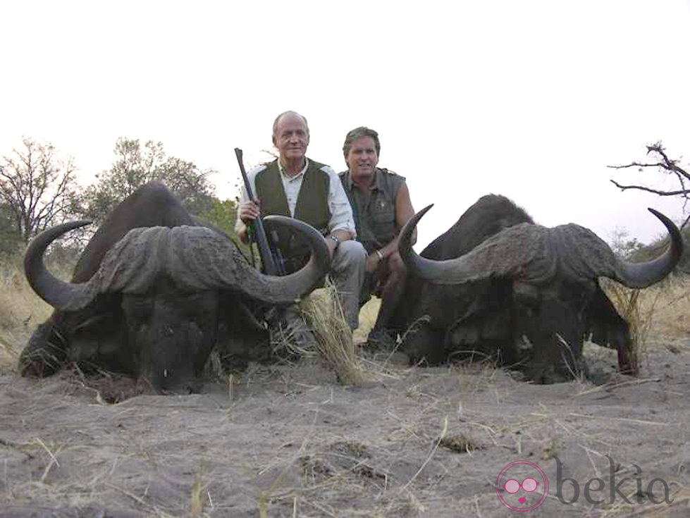 El Rey Juan Carlos tras cazar dos búfalos