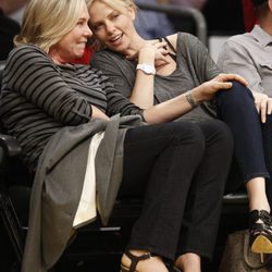 Charlize Theron durante un partido de baloncesto de Los Lakers