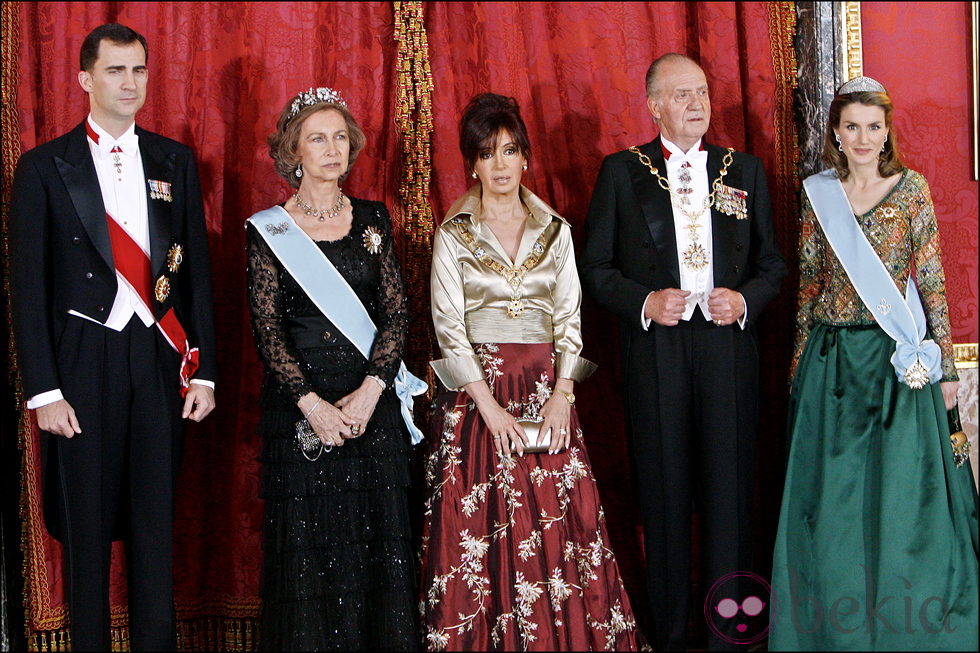 Cristina Kirchner con los Reyes de España y los Príncipes de Asturias