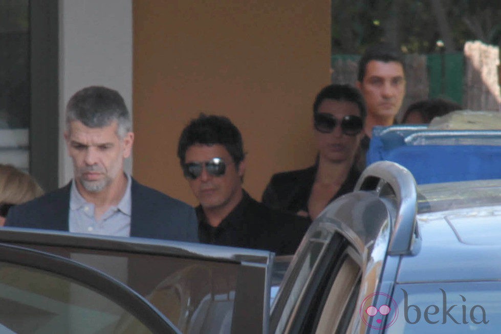 Alejandro Sanz y Raquel Perera en el funeral de María Pizarro
