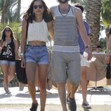 Penn Badgley y su pareja Zoe Kravitz en el Festival Coachella 2012