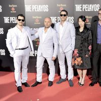 El director con el reparto de 'The Pelayos'