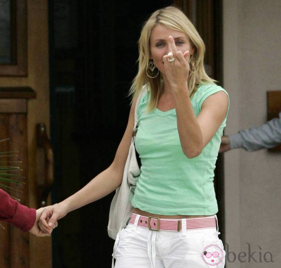 Cameron Diaz haciendo una peineta a los paparazzi