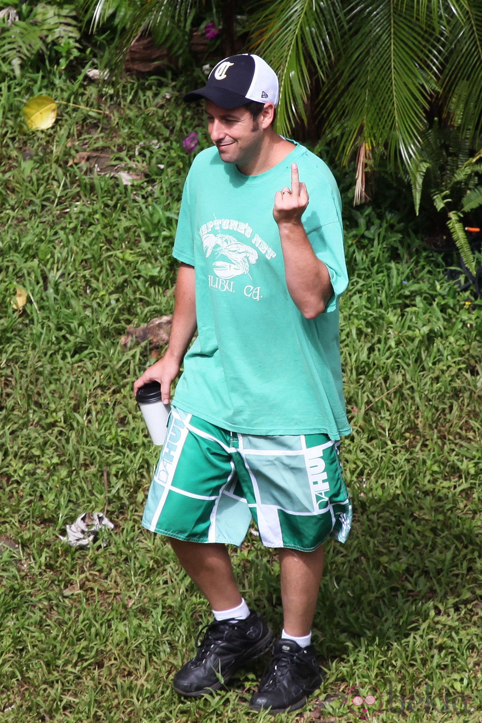 Adam Sandler realiza una peineta a la prensa en Hawai