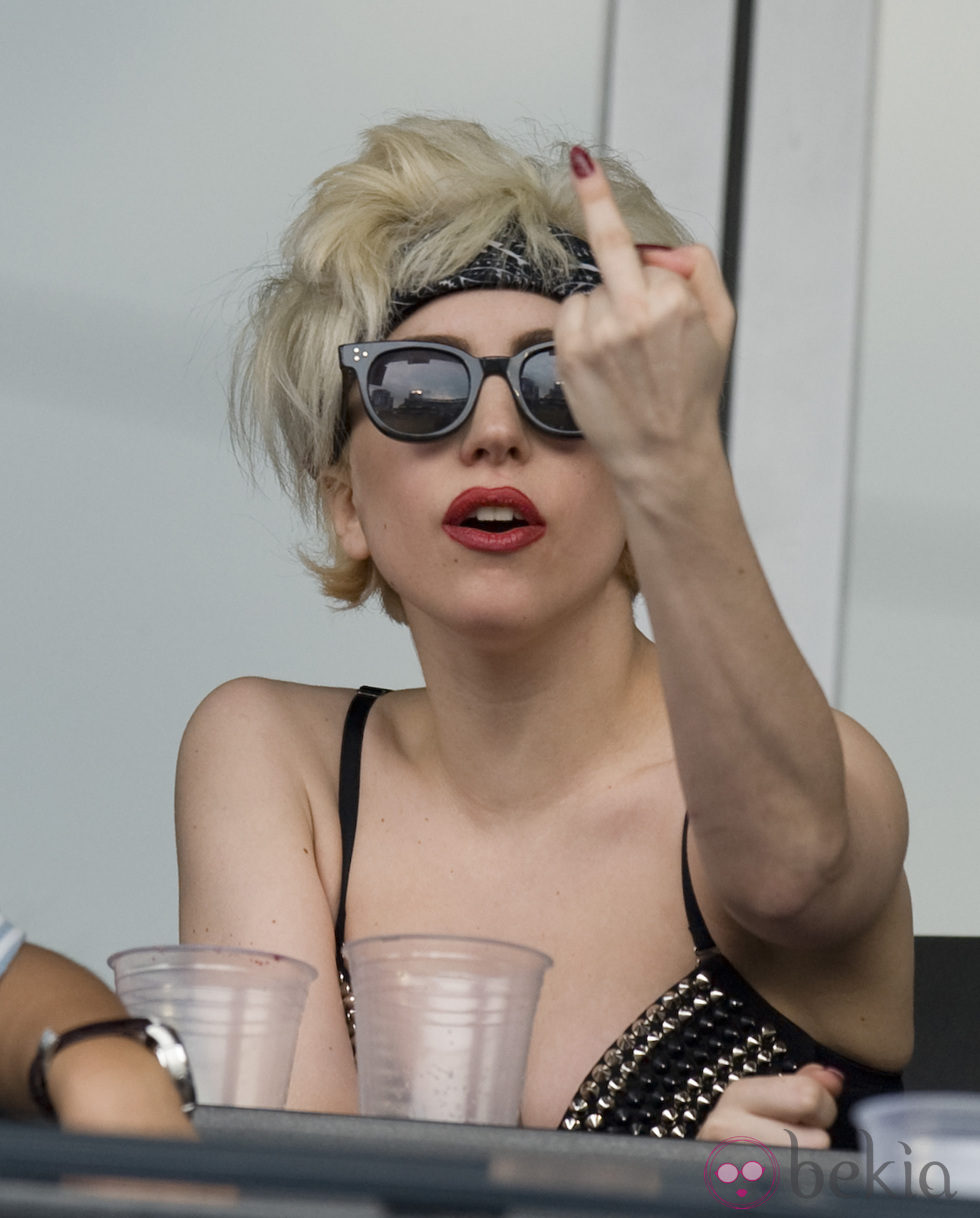 Lady Gaga cansada de la prensa les dedica un gesto poco educado