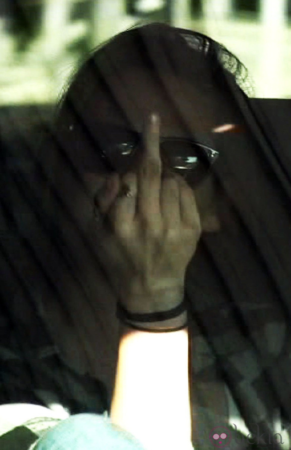 Kristen Stewart realiza una peineta a los paparazzi