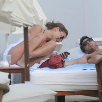 Ana Fernández y su nuevo novio se divierten en la playa