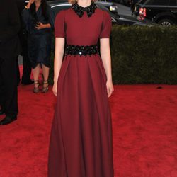 Mia Wasikowska en la alfombra roja de la Gala del MET 2012