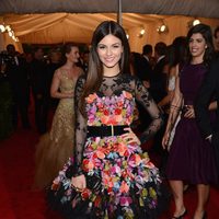 Victoria Justice en la alfombra roja de la Gala del MET 2012