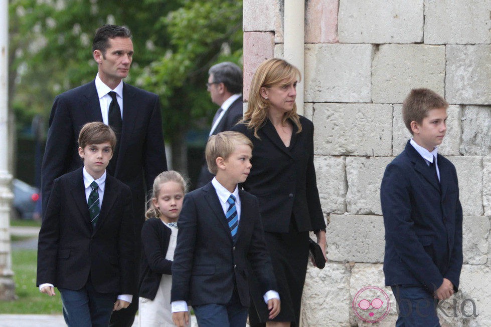 La infanta Cristina, Iñaki Urdangarín y sus cuatro hijos en el funeral de Juan Mari Urdangarín